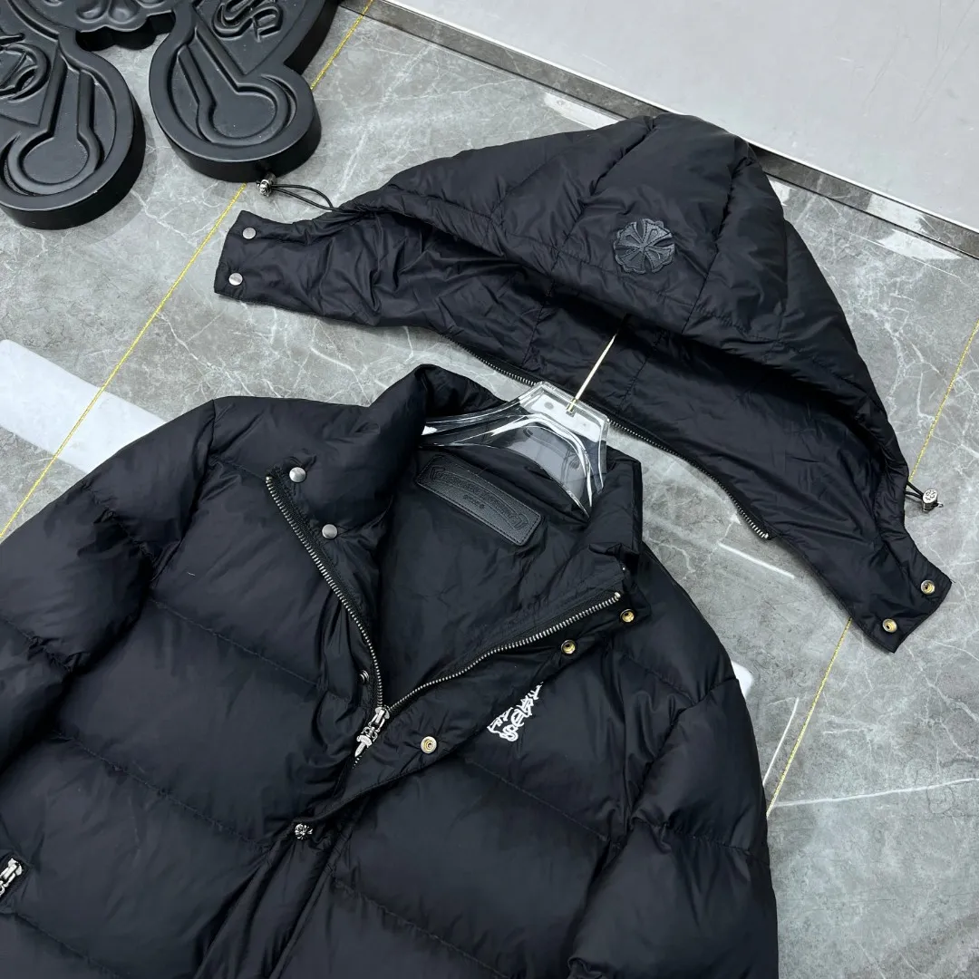 P716 Chrome Hearts ❄️Winter Down Jacket Series❄️ Chrome Hearts Sanskrit Embroidery Series Hooded Down Jacket is on sale at the counter at the same time❤The hood is removable❤️Reversible. The best Guangzhou Inspection National Standard 90 down jacket on the market! ! The world’s highest fluffiness of 900D! ! High standard and sufficient down filling! ! Windproof and waterproof special custom-made fabric on the outside High-grade matte liner lining on the inside to prevent linting Original hardware molding Tajima machine leather embroidery process Can be worn casually or formally